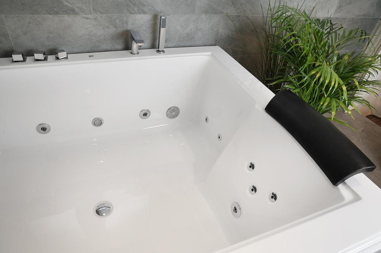 Private Lux With Whirlpool And Sauna In Couette-café